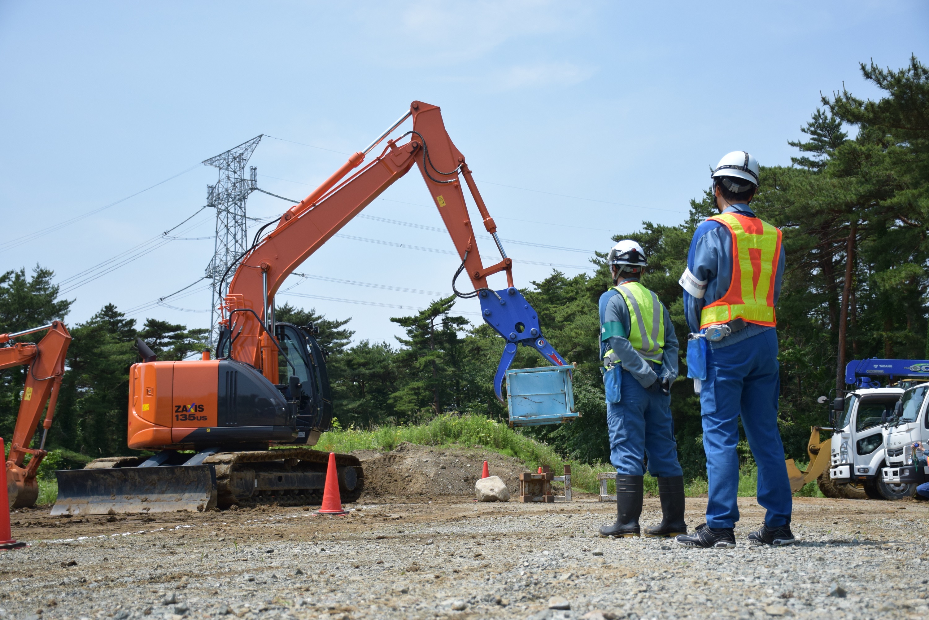 解体用重機を使ったガレキ撤去