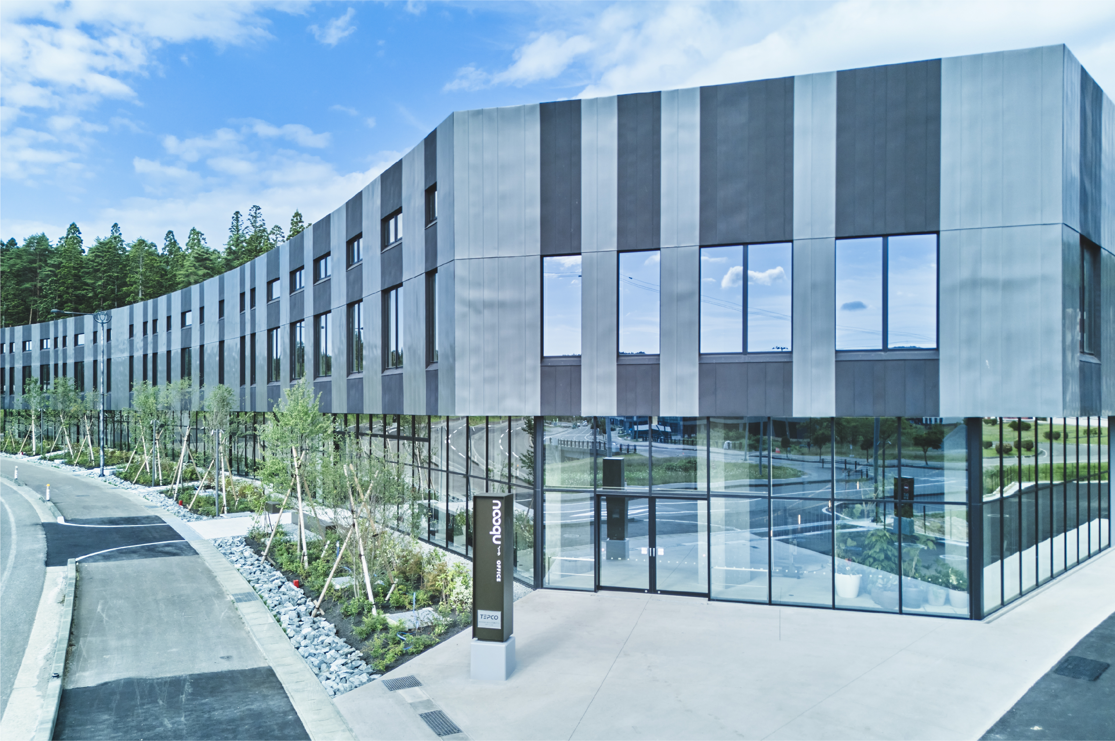 縦格子外壁の現代的な建物外観