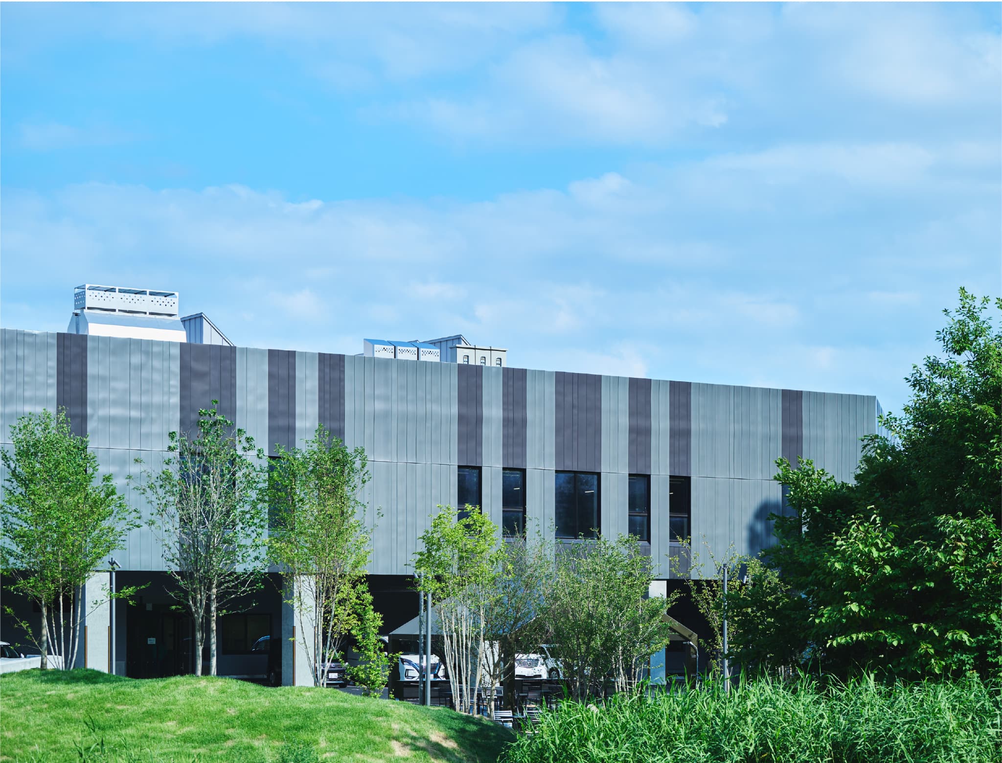 夜景の施設、暖かい光の窓が印象的な外観