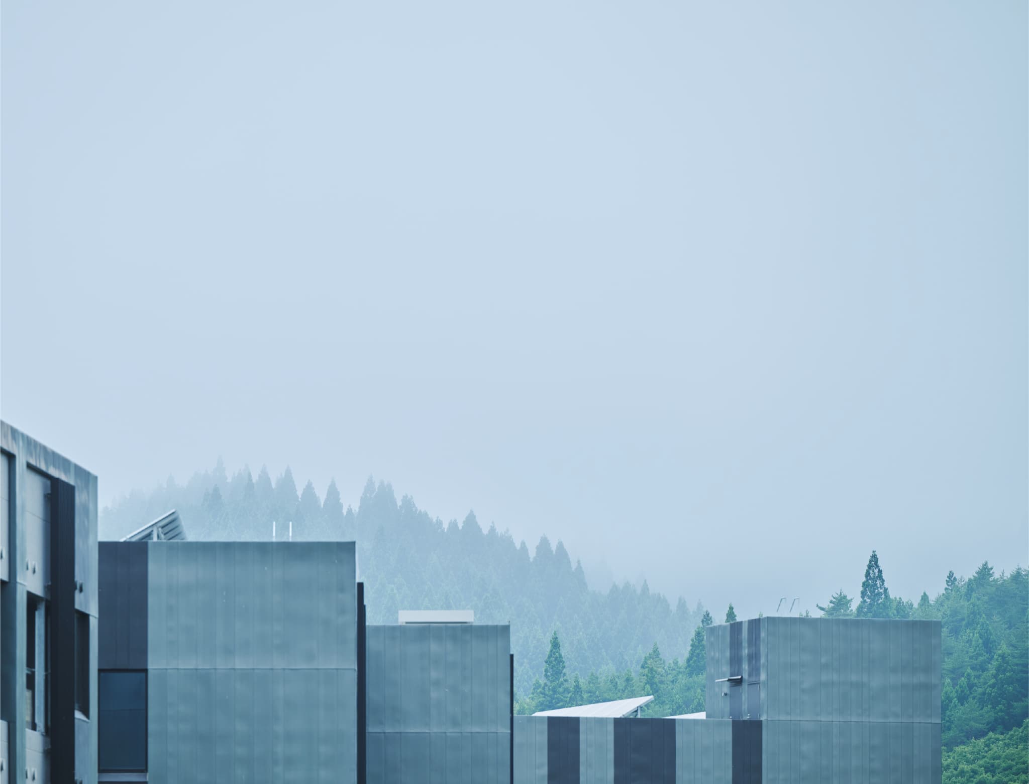 夜景の施設、暖かい光の窓が印象的な外観