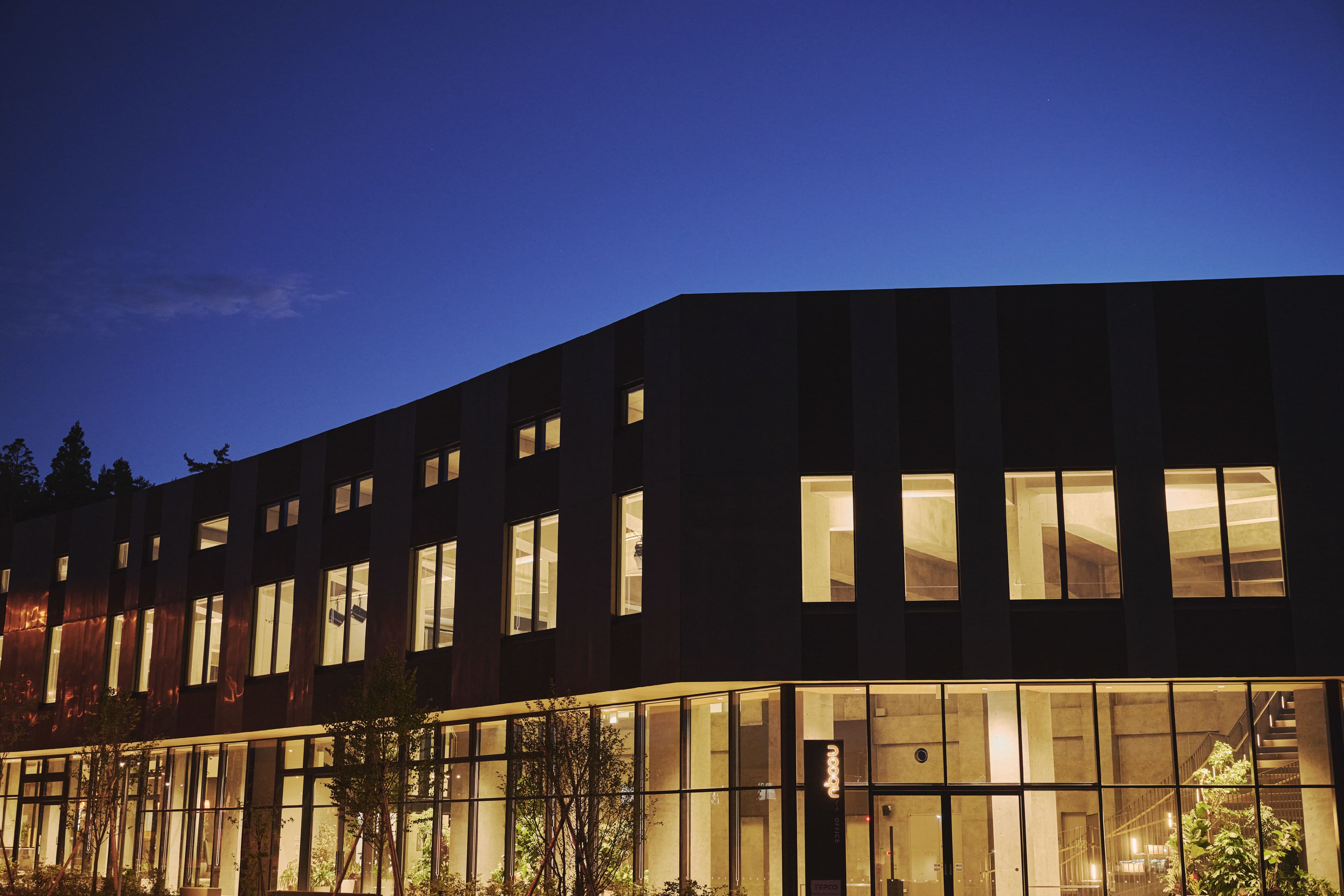 夜景の施設、暖かい光の窓が印象的な外観