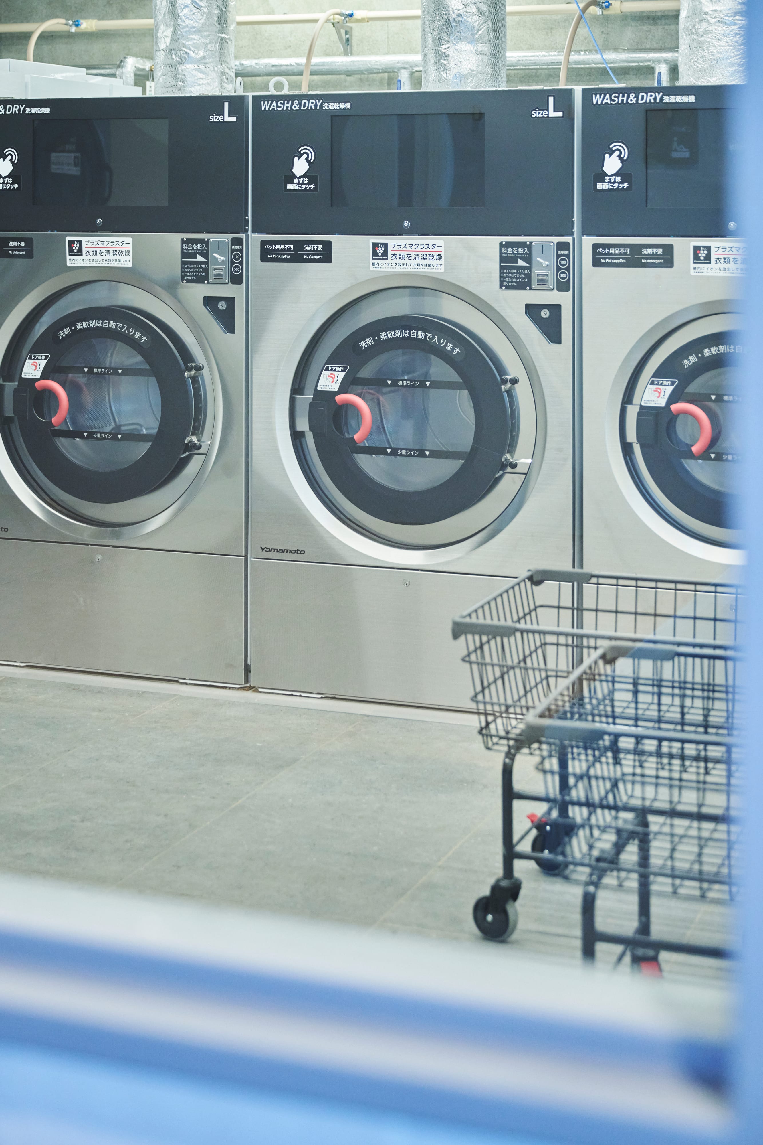 ノークランドリー内部、複数の洗濯乾燥機が並ぶ明るい室内