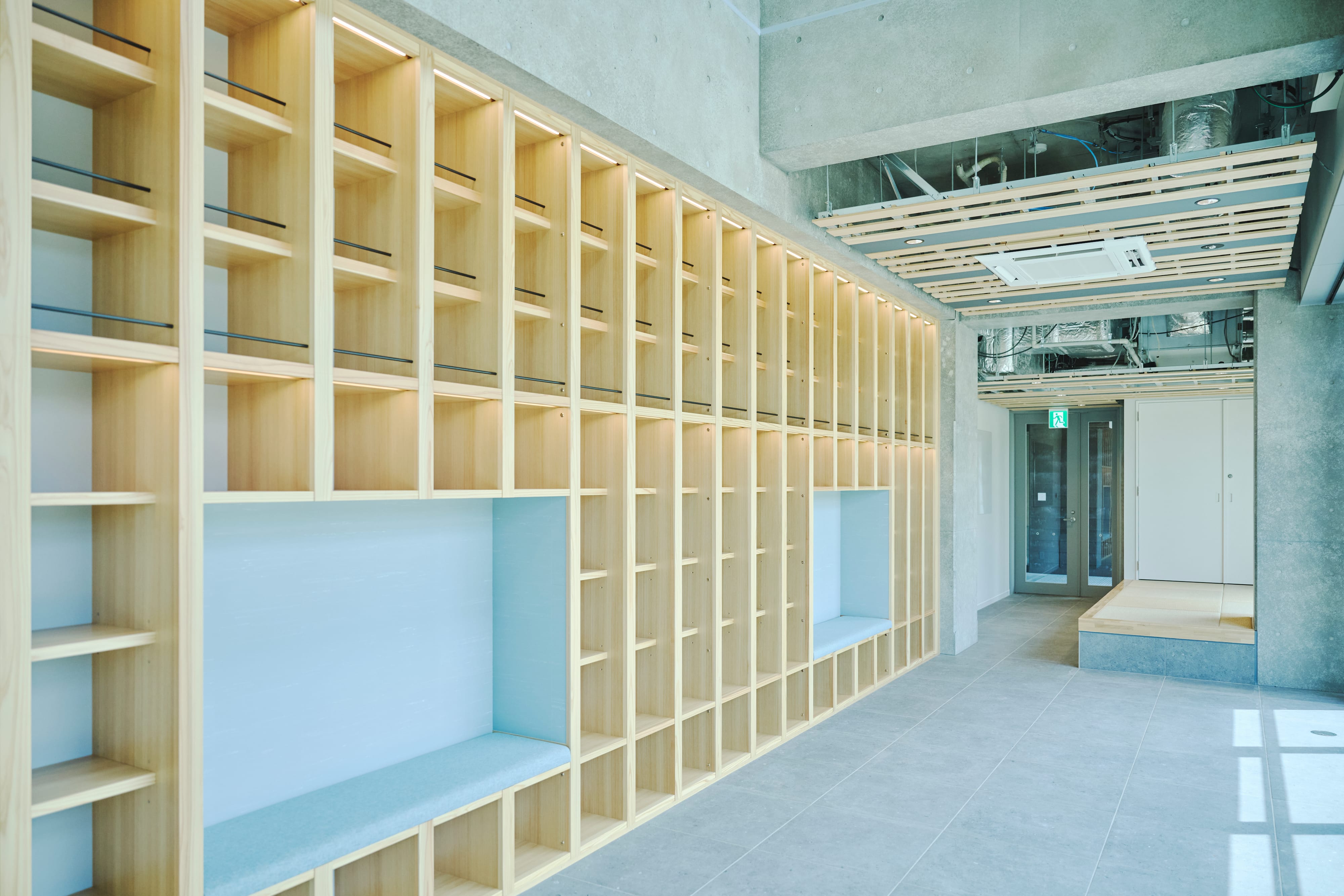 よりみちブック、木製の本棚が並ぶ明るい読書スペース