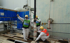 福島第一原子力発電所　2号機海水配管トレンチ凍結止水工事凍結管挿入作業の状況