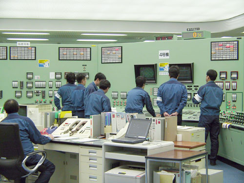 ４号機の制御棒の引抜操作を行う運転員