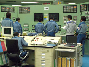 ５号機の制御棒の引抜操作を行う運転員