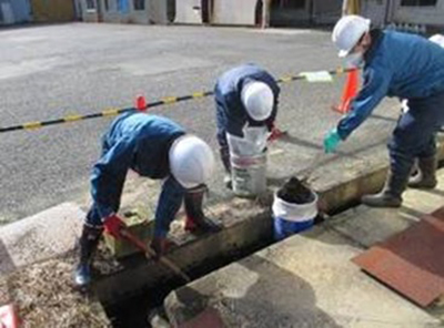 屋外の側溝部　除染作業状況