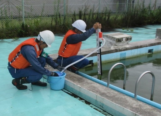 プールの採水状況（富岡第一中学校他2校【富岡町】）