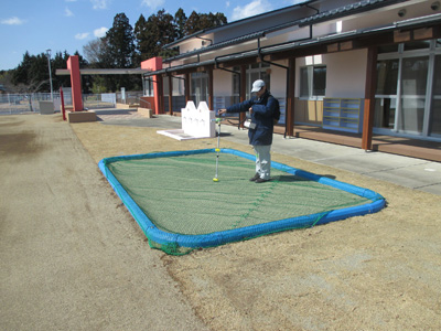 砂場での空間線量率測定状況