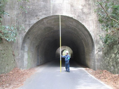 ①輸送ルートのトンネル高さ測定状況