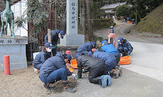 初詣に向けた神社境内の清掃ならびに除草