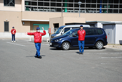 駐車場誘導の様子[2016年４月30日撮影]