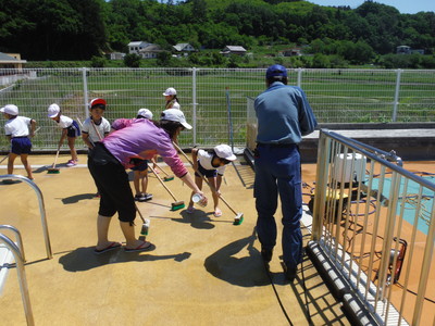 古道小学校の児童の皆さんとの清掃（古道プール）の様子[2016年6月3日撮影]（１）