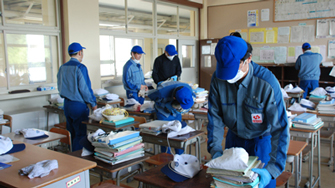 学用品引き渡しに伴う浪江中学校の清掃