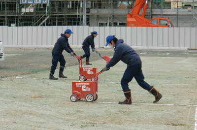 駐車場のライン引きの様子[2017年1月27日撮影]