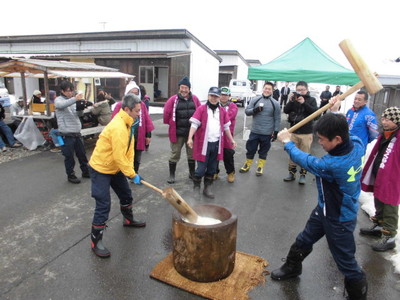 餅つきの様子[2017年2月18日撮影]