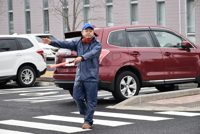 駐車場誘導の様子[2017年4月8日撮影]