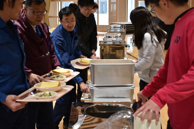 給食室の運用開始に伴う試食 ［2017年3月28日撮影］
