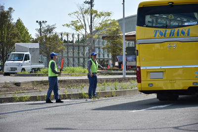 駐車場誘導の様子［2017年6月3日撮影］