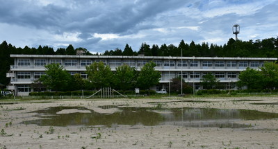 小学校の全景[2017年7月3日撮影] 