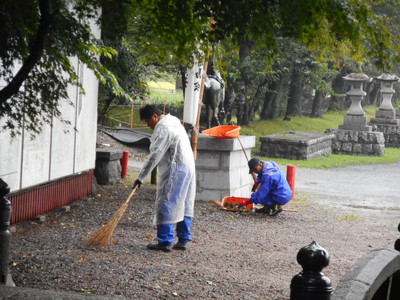 清掃の様子（相馬中村神社）［2017年7月24日撮影］