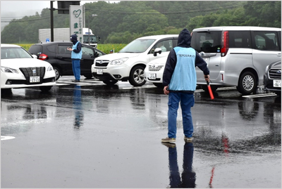 駐車場での車両誘導の様子[2017年8月11日撮影]
