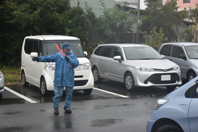 駐車場での車両誘導の様子［2017年10月7日撮影］