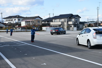 駐車場での車両誘導の様子[2017年11月12日撮影]