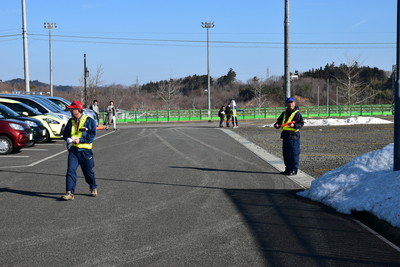 駐車場誘導の様子[2018年3月4日撮影]【飯舘村　認定こども園・飯舘小中学校内覧会】