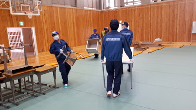 荷物運搬の様子[2018年3月27日撮影]【葛尾村　葛尾小中学校】