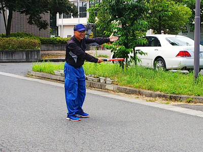 駐車場での車両誘導の様子[2018年8月12日撮影]