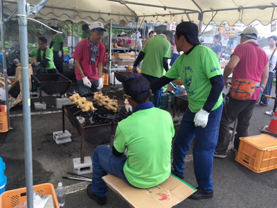 シャモ丸焼き調理の様子[2018年8月26日撮影]