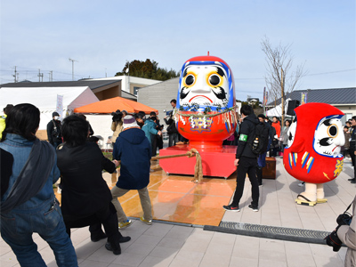 「巨大ダルマ引き」の様子[2019年1月12日撮影]