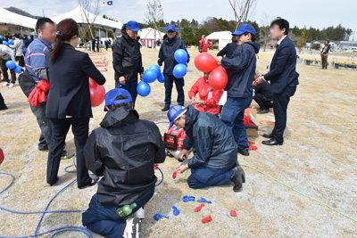 まちびらきイベントの様子[2019年4月14日撮影]（人文字に使用する風船の準備）