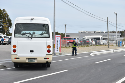 車両誘導の様子[2019年4月14日撮影]