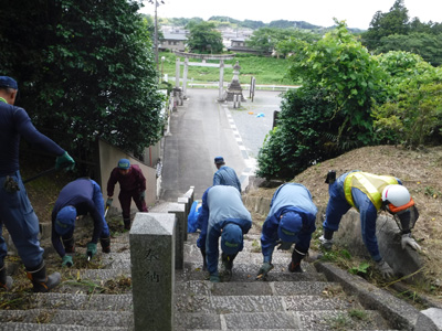 小高神社の除草の様子（南相馬市）[2019年7月10日撮影]