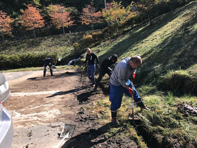 側溝の泥上げ（葛尾村）[2019年10月17日撮影]