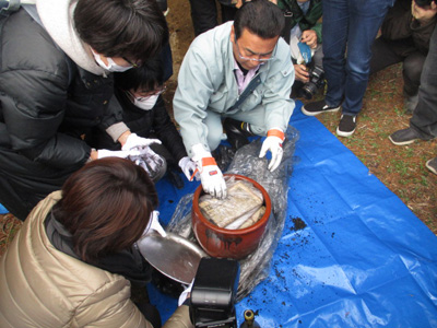 タイムカプセル取り出しの様子[2019年11月22日撮影]