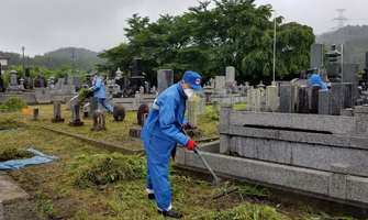 お盆・お彼岸に向けた墓地除草のお手伝い