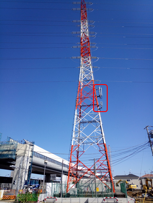 携帯電話基地局が設置されている送電鉄塔