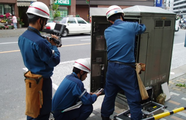 設備のトラブルを解決している様子