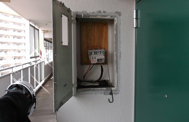 電力メーターの定期的な交換をしている様子
