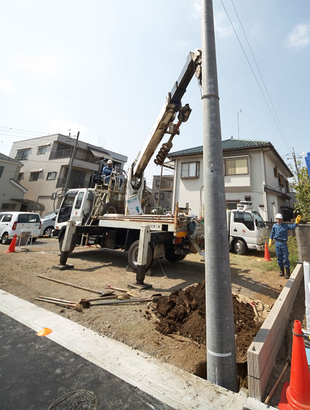 電柱を立て替えている様子