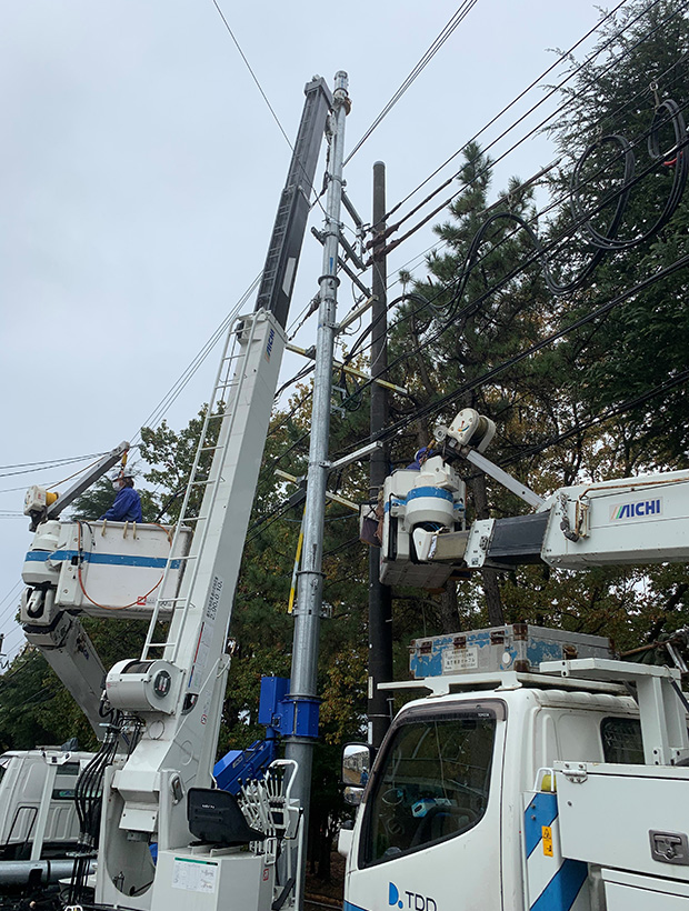電柱を立て替えている様子