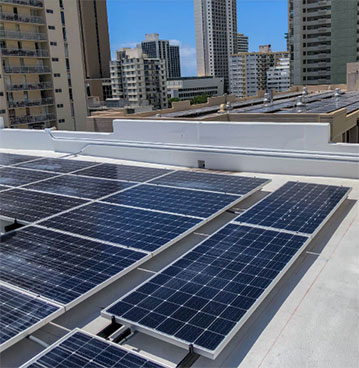 ワイキキ地区のビルの屋上に設置された太陽光パネル