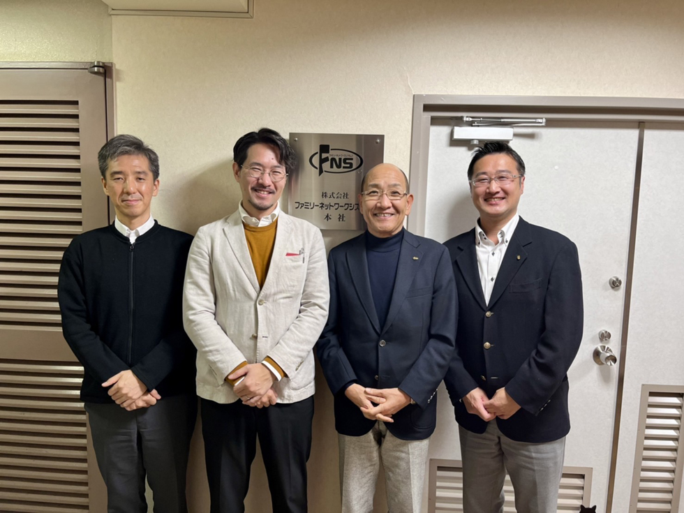 写真左から　吉川部長、堀田取締役、堀田社長、山脇取締役