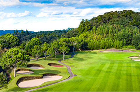 緑に囲まれた環境でゴルフやテニス、トレーニングなどに興じることができる「リソルの森」
