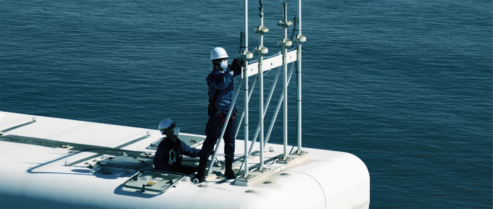 点検等の作業も海面から80メートルの高さで行われている